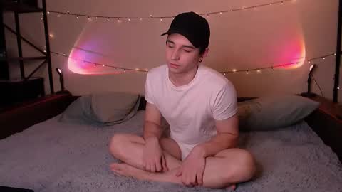 Snapshot of dontknowloool chatting on October 23, 8:18 pm EliotKenny online show from October 23, 8:18 pm