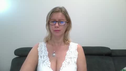 Snapshot of doreenkiss chatting on September 26, 7:18 pm DoreenSexy online show from September 26, 7:18 pm