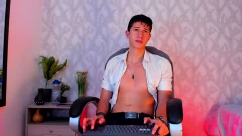 Snapshot of dorian_mystery chatting on January 15, 1:45 am dorian_mystery online show from January 15, 1:45 am