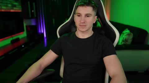 Snapshot of dorianreyes chatting on February 14, 12:19 am Dorian Reyes online show from February 14, 12:19 am