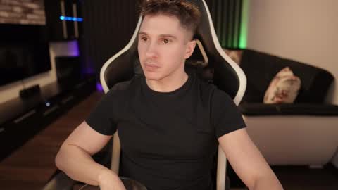 Snapshot of dorianreyes chatting on February 17, 12:21 am Dorian Reyes online show from February 17, 12:21 am