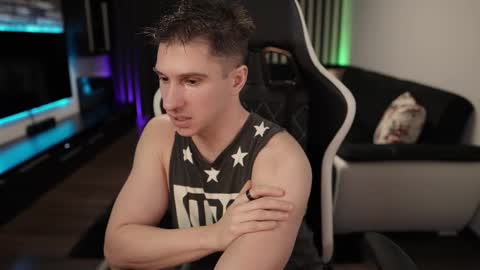 Snapshot of dorianreyes chatting on February 19, 12:14 am Dorian Reyes online show from February 19, 12:14 am