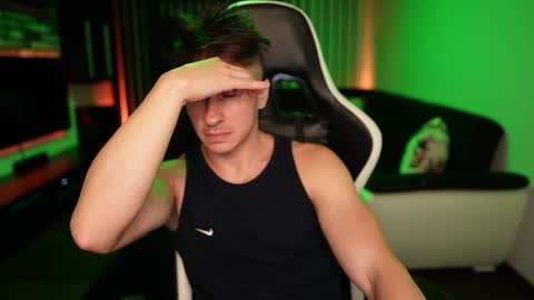 Snapshot of dorianreyes chatting on October 16, 11:39 pm Dorian Reyes online show from October 16, 11:39 pm