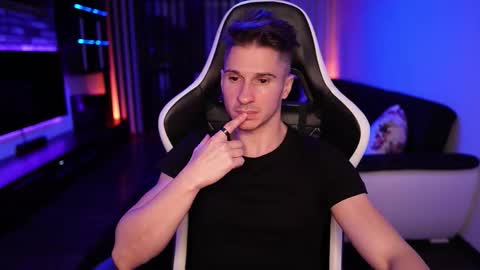 Snapshot of dorianreyes chatting on October 18, 12:35 am Dorian Reyes online show from October 18, 12:35 am