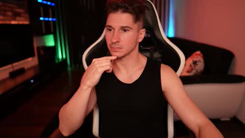 Snapshot of dorianreyes chatting on October 21, 7:58 pm Dorian Reyes online show from October 21, 7:58 pm