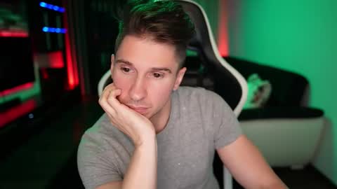 Snapshot of dorianreyes chatting on October 24, 9:33 pm Dorian Reyes online show from October 24, 9:33 pm