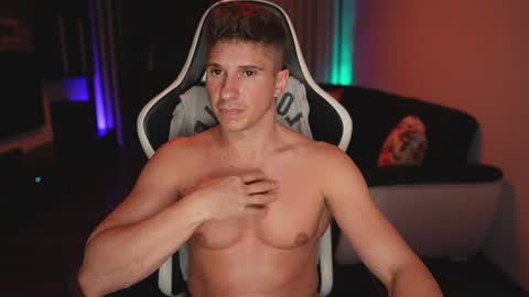 Dorian Reyes online show from July 7, 1:19 am