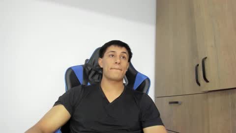 Snapshot of dorman_boy chatting on December 2, 9:10 pm dorman_boy online show from December 2, 9:10 pm