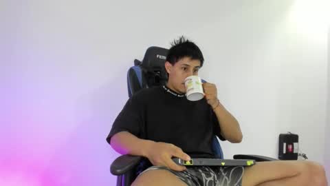 Snapshot of dorman_boy chatting on December 17, 4:29 am dorman_boy online show from December 17, 4:29 am