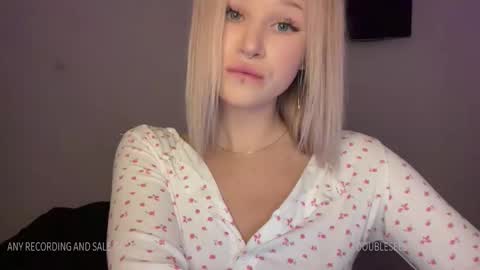 Snapshot of doublesees chatting on January 19, 7:04 pm MOLLYYYY dont forget to give me a thumb up online show from January 19, 7:04 pm