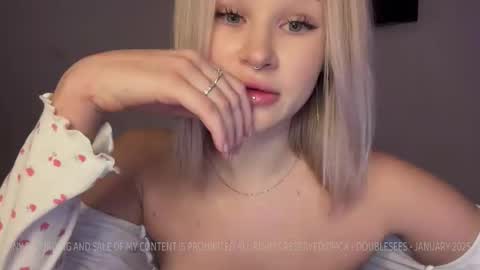 Snapshot of doublesees chatting on January 19, 10:06 pm MOLLYYYY dont forget to give me a thumb up online show from January 19, 10:06 pm