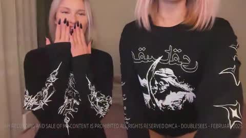 Snapshot of doublesees chatting on March 12, 2:01 pm MOLLYYYY dont forget to give me a thumb up online show from March 12, 2:01 pm