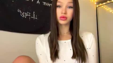 Snapshot of doublesees chatting on November 1, 6:04 am MOLLYYYY dont forget to give me a thumb up online show from November 1, 6:04 am