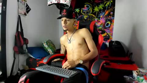 Snapshot of douglas_gallegos chatting on August 4, 3:10 am douglas_gallegos online show from August 4, 3:10 am