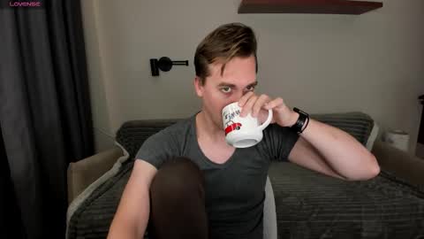 Snapshot of dr_your_dream chatting on October 25, 8:36 pm Mervin online show from October 25, 8:36 pm