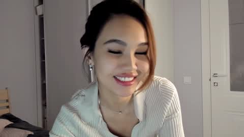 Airi online show from December 9, 3:33 pm