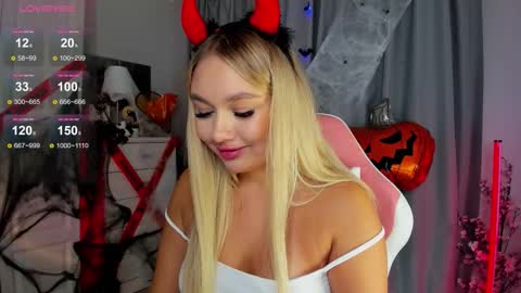 Snapshot of dreamaise chatting on October 15, 4:18 pm  Mary   pvt open    use pink and blue app lovense online show from October 15, 4:18 pm