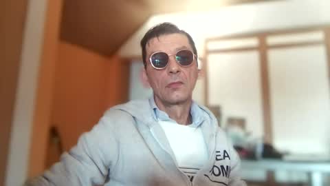 Snapshot of dreambob chatting on February 15, 9:19 am Dreambob online show from February 15, 9:19 am