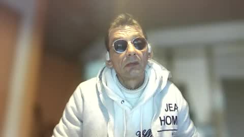 Snapshot of dreambob chatting on April 4, 9:07 am Dreambob online show from April 4, 9:07 am