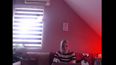 A girl online show from January 9, 8:06 am