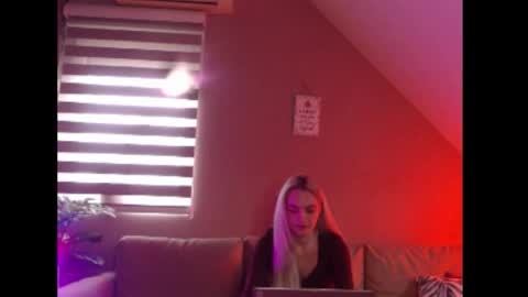 A girl online show from February 5, 8:08 am