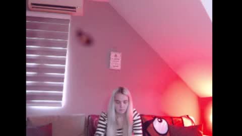Snapshot of dreamcatcherfantasy chatting on May 18, 7:36 am A girl online show from May 18, 7:36 am