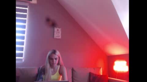 Snapshot of dreamcatcherfantasy chatting on June 12, 8:02 am A girl online show from June 12, 8:02 am
