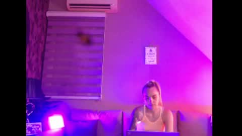 Snapshot of dreamcatcherfantasy chatting on June 24, 7:29 am A girl online show from June 24, 7:29 am