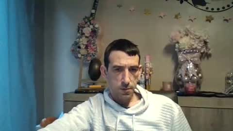 Snapshot of dreamguy38 chatting on December 19, 9:05 am dreamguy38 online show from December 19, 9:05 am