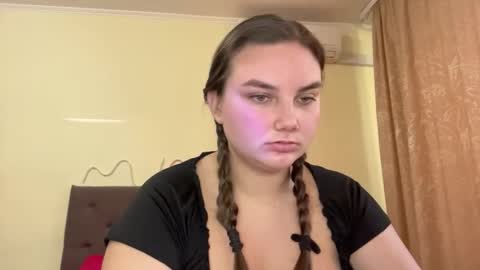 Snapshot of dreamyblushfairy chatting on October 13, 2:50 pm Mila online show from October 13, 2:50 pm