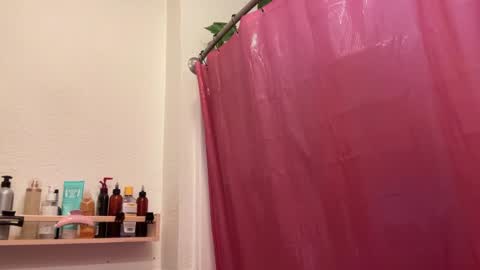 Snapshot of dreamyriri chatting on December 18, 4:28 pm RIRI OR DREAMY online show from December 18, 4:28 pm