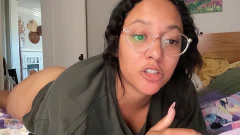 Snapshot of dreamyriri chatting on February 5, 8:14 pm RIRI OR DREAMY online show from February 5, 8:14 pm