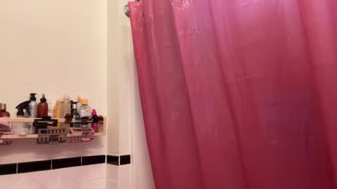 Snapshot of dreamyriri chatting on February 11, 10:39 pm RIRI OR DREAMY online show from February 11, 10:39 pm