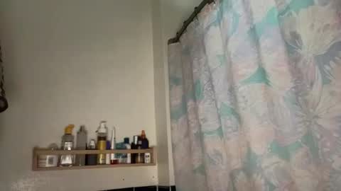 Snapshot of dreamyriri chatting on November 16, 3:28 pm RIRI OR DREAMY online show from November 16, 3:28 pm