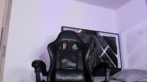 Snapshot of drekev_ chatting on December 2, 7:09 pm Kevin online show from December 2, 7:09 pm