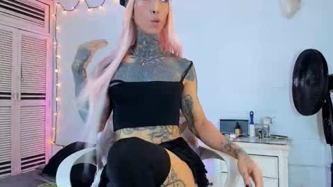 drippyorlove online show from May 10, 7:19 pm
