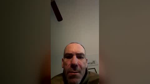 Snapshot of dryjerkoff chatting on December 23, 2:42 am dryjerkoff online show from December 23, 2:42 am