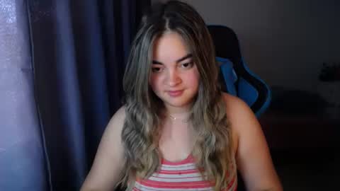 Snapshot of dumont_model chatting on December 18, 8:47 pm Nicole   online show from December 18, 8:47 pm