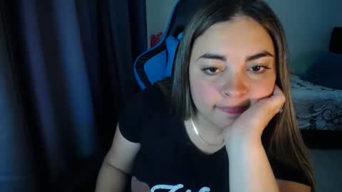 Snapshot of dumont_model chatting on February 3, 8:24 am Nicole   online show from February 3, 8:24 am