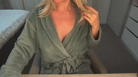 Snapshot of dutchamber chatting on December 5, 8:23 am Ambertje040 online show from December 5, 8:23 am