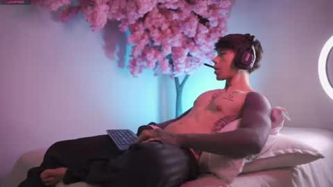 Snapshot of dwayne_xx chatting on July 16, 1:22 am Dwayne xx online show from July 16, 1:22 am