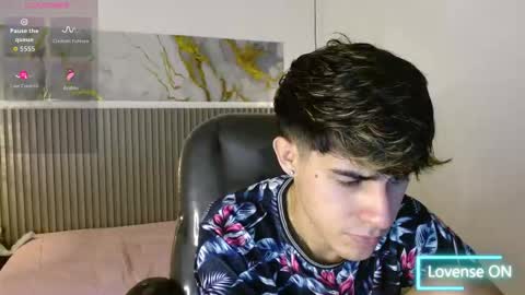 dyla_n18_ online show from November 24, 7:46 pm