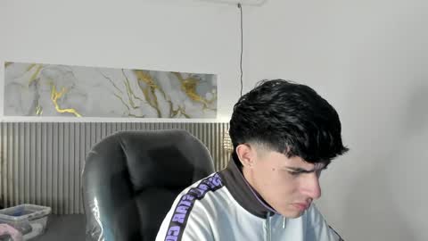dyla_n18_ online show from April 27, 9:13 pm