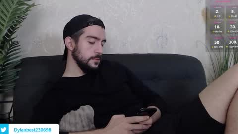 Snapshot of dylan_starxx chatting on December 7, 6:32 am Dylan online show from December 7, 6:32 am