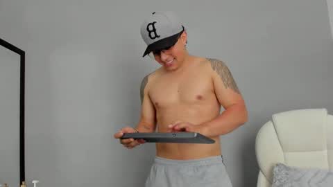 Snapshot of dylann_blaze_ chatting on March 10, 5:29 pm online show from March 10, 5:29 pm