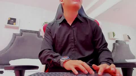 dylanroyce_ online show from June 6, 4:01 pm