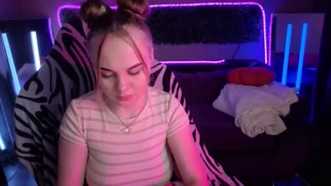 Snapshot of dyna_bae chatting on November 10, 1:48 am Dyna online show from November 10, 1:48 am