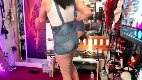 Snapshot of eandj8786 chatting on December 3, 8:17 pm Kryztal Klear Jaxx online show from December 3, 8:17 pm