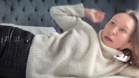 Nadia Ferreira  online show from January 16, 9:05 am