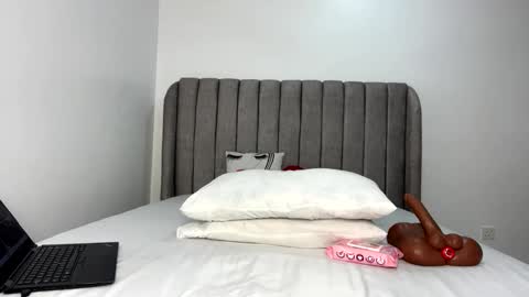 ebony_pearl69 online show from January 9, 6:16 am